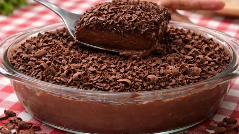 Imagem da Receita de Sobremesa Fácil para a Páscoa: Travessa Gelada de Chocolate.