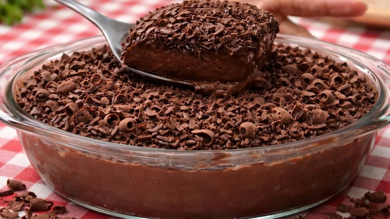 Imagem da Receita de Sobremesa Fácil para a Páscoa: Travessa Gelada de Chocolate.